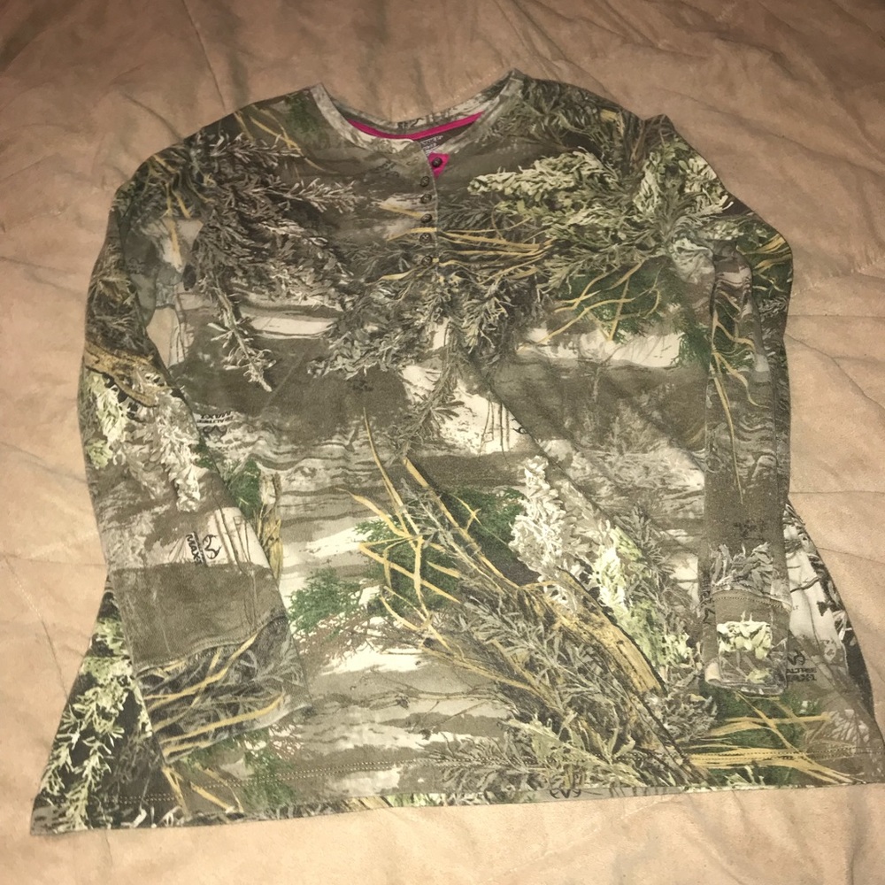 Like new, L Realtree camo long sleeve top